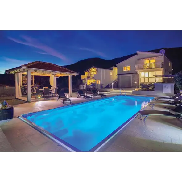 Blå uppblåsbar svanflotte för glasfiberpool Jamaika 25x3 75x1 50m vid skymning