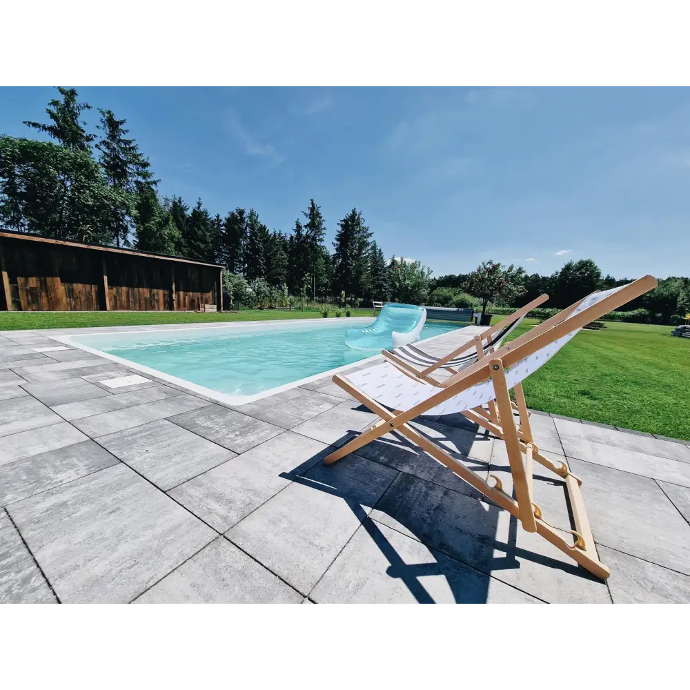 Träramad loungefåtölj med vit tygklädsel för glasfiberpool Jamaika 25x3 75x1 50m