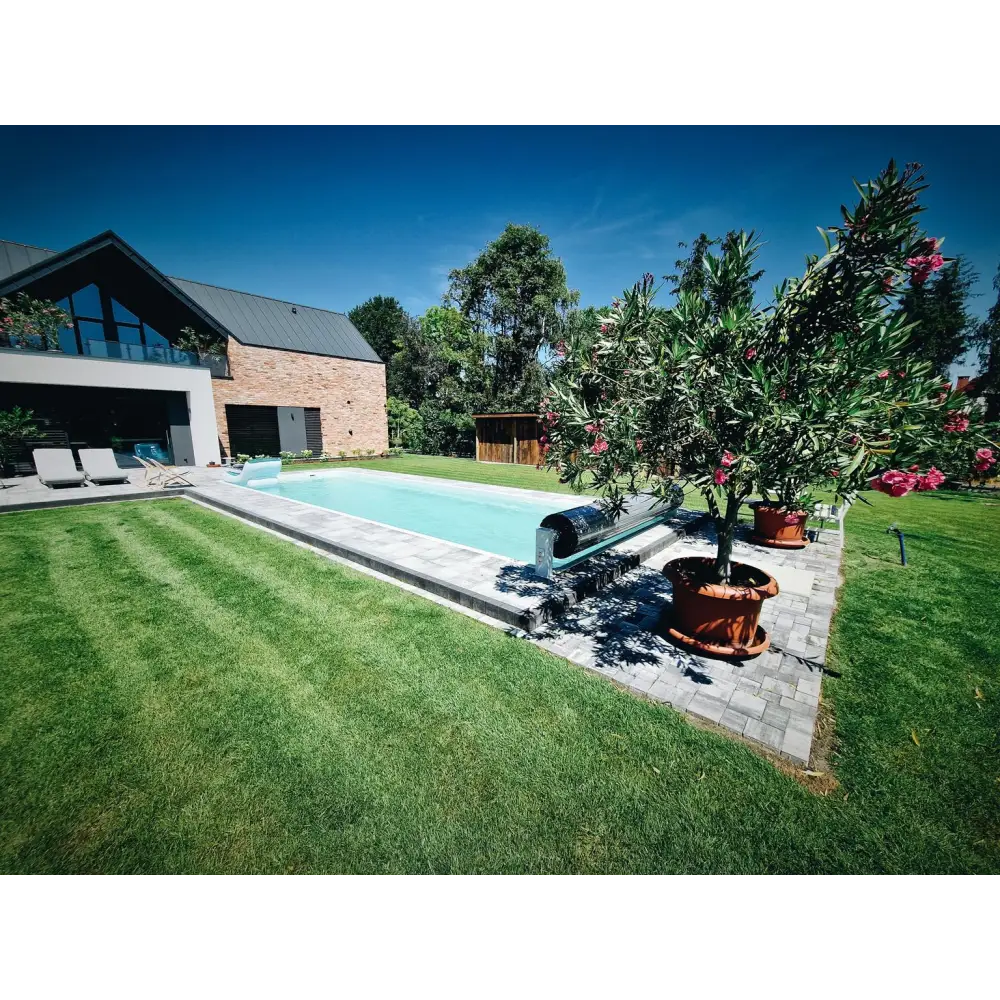 Rektangulär blåsvanflotte för glasfiberpool Jamaika 25x3 75x1 50m med klart vatten och gräsmatta