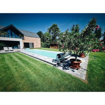 Rektangulär blåsvanflotte för glasfiberpool Jamaika 25x3 75x1 50m med klart vatten och gräsmatta