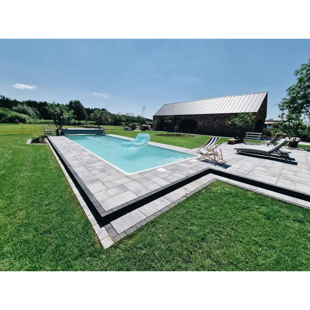 Blå uppblåsbar svanflotte i glasfiberpool Jamaika 25x3 75x1 50m med klar blåvatten