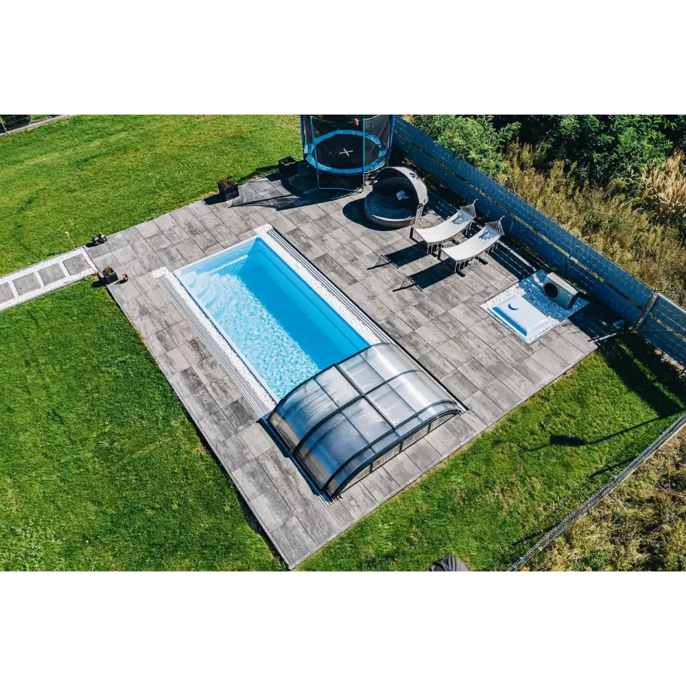 Glasfiberpool Papeete med elegant pooltak och klarblått vatten