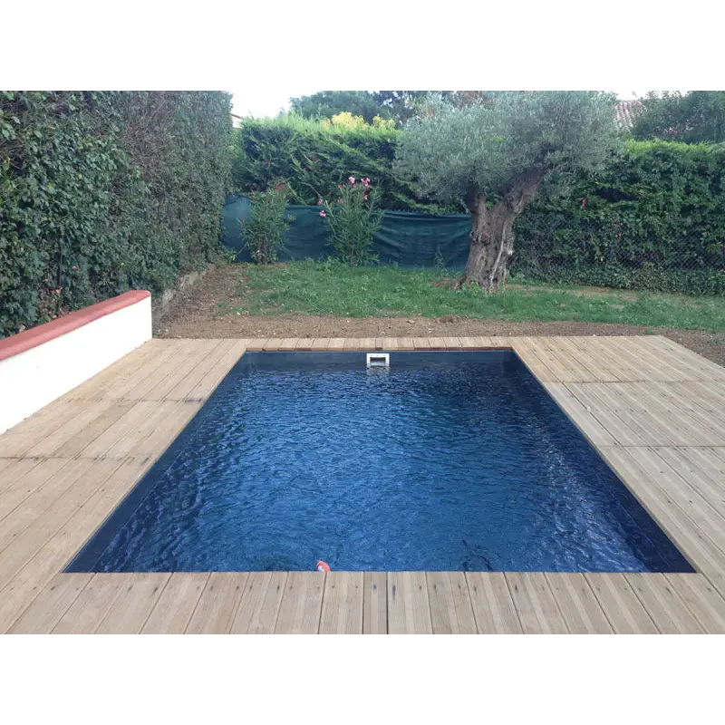 Rektangulär glasfiberpool Saba med djupblått vatten och trädeck