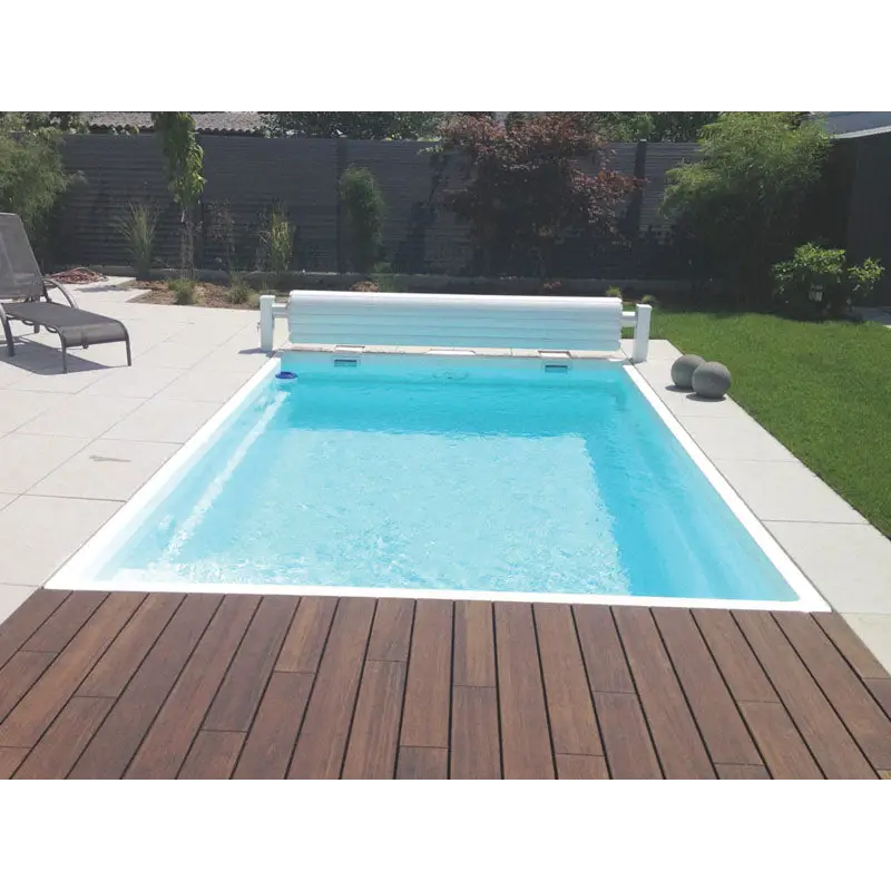 Rektangulär glasfiberpool Saba med turkost vatten och automatiskt lock