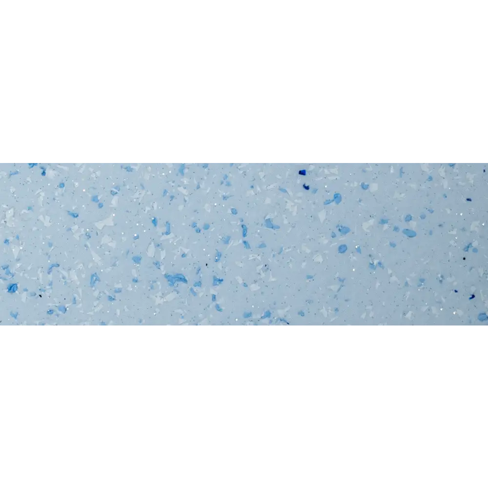 Ljusblå terrazzo bänkskiva med vita och mörkblå fläckar vid rektangulär pool Saba