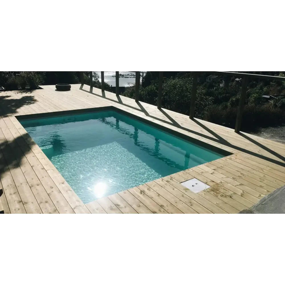 Rektangulär glasfiberpool Saba med turkost vatten och trädeck