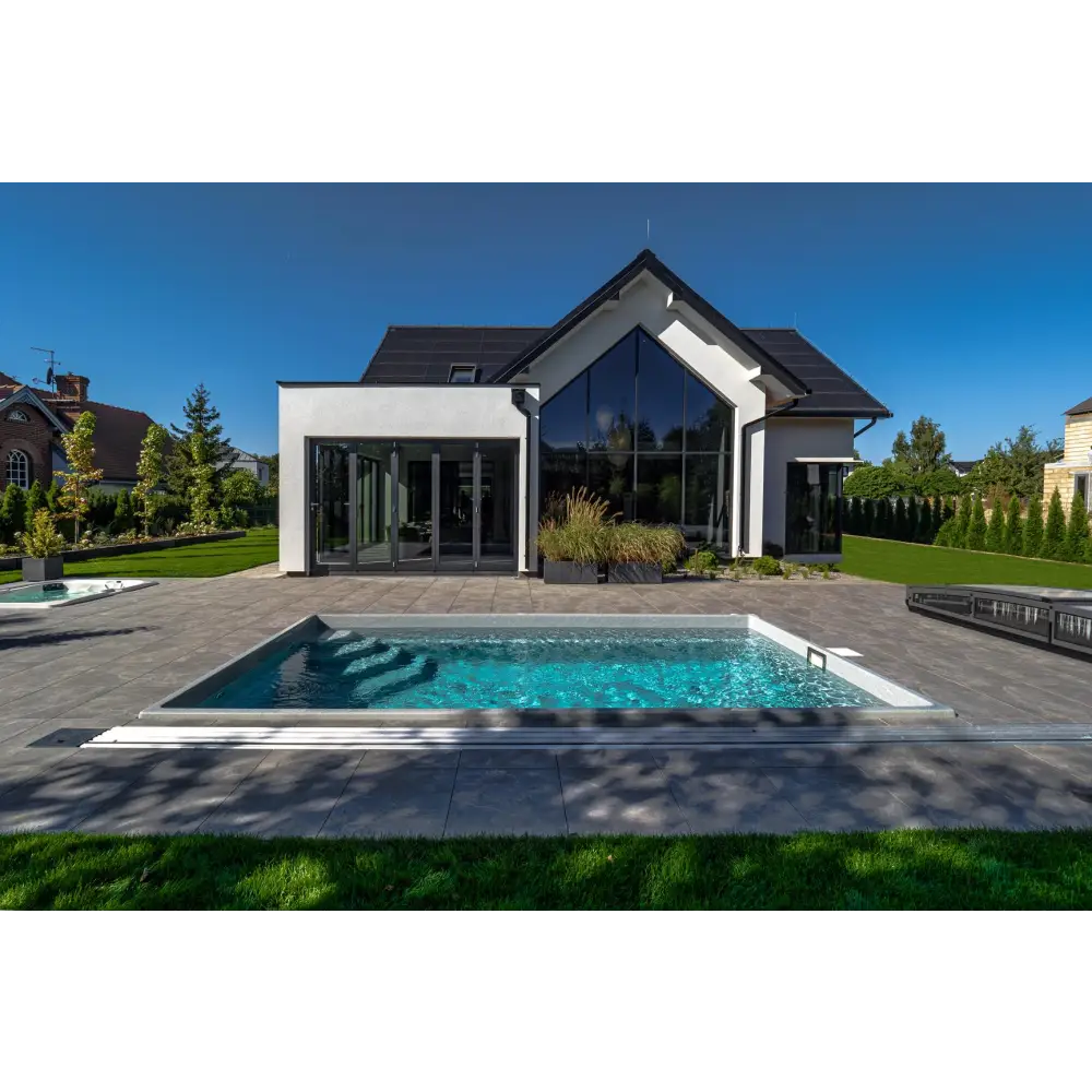 Modern glasfiberpool Saba med klart blått vatten och vita kaklade kanter