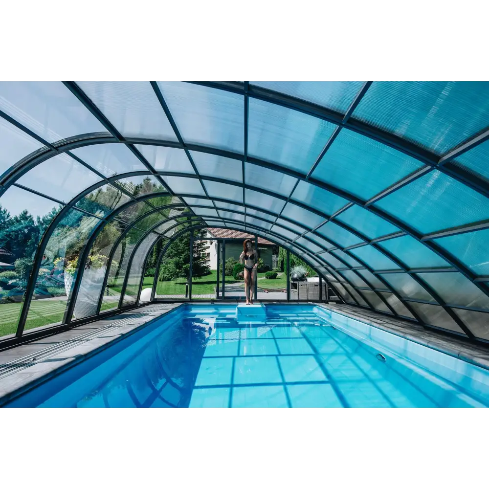 Blå glasfiberpool Trinidad med inbyggt poolöverdrag och transparent tak