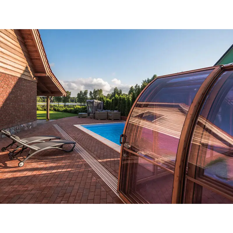 Glasfiberpool Victoria med kurvad glasvägg, träram och bekväm sittplats