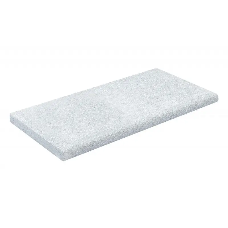 Ljusgrå rektangulär stenplatta med texturerad, fläckig yta i Natura Kiruna Paket