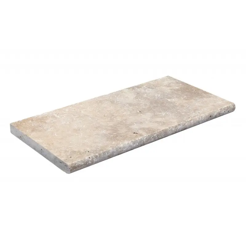 Beige naturstenplatta i Natura Kiruna paket med klarblått poolvatten