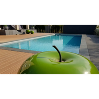 Grön äppelformad trädgårdsdekoration i Natura Kiruna Paket med klart blått poolvatten