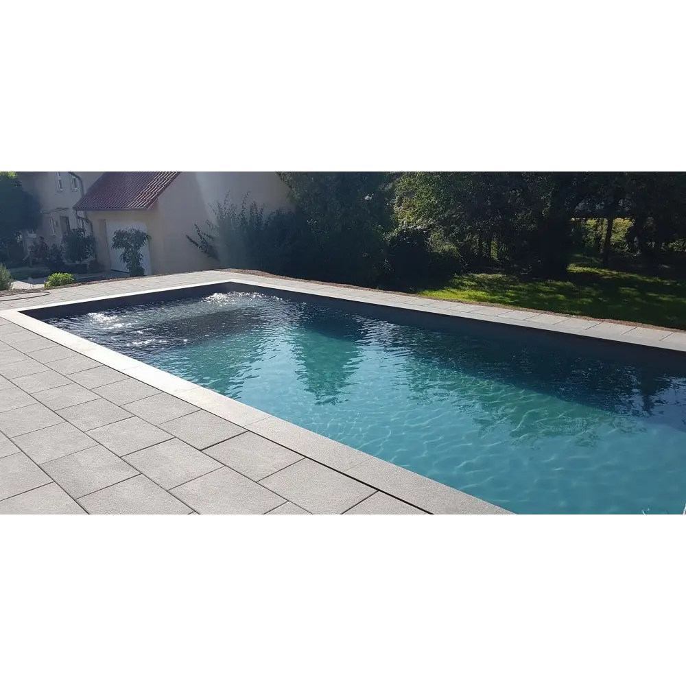 Natura Modena paket med rektangulär form, klart blått vatten och ljusgrå kakelkant