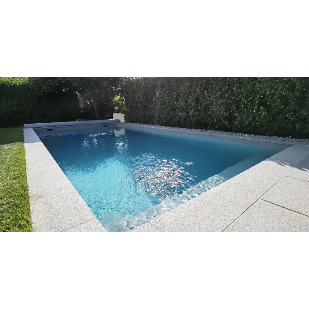 Natura Modena paket med rektangulär pool, klart blått vatten och gröna häckar