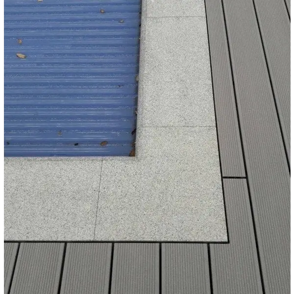 Grå texturerade kompositdäckplankor med blå ribbad panel i Natura Napoli paket