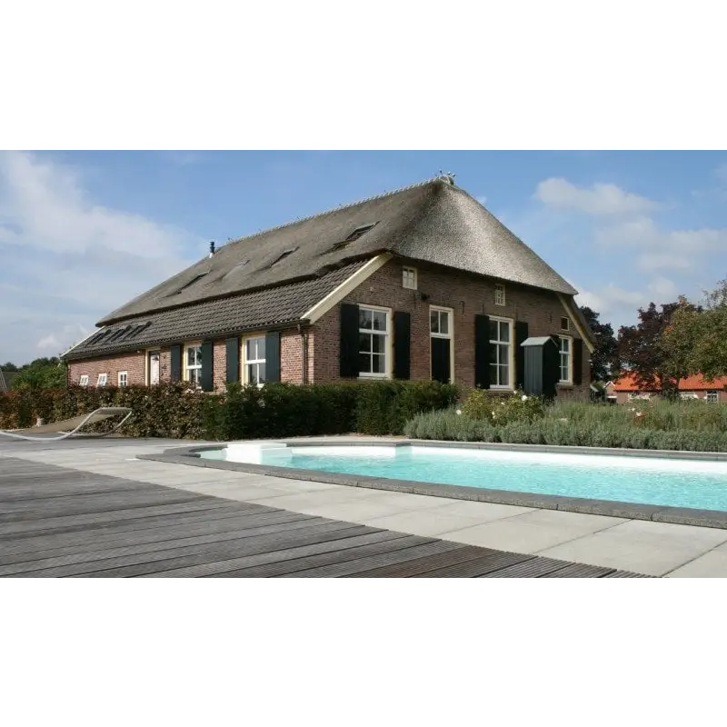 Traditionellt tegelhus med halm- tak och svarta fönsterluckor i Natura Napoli Paket