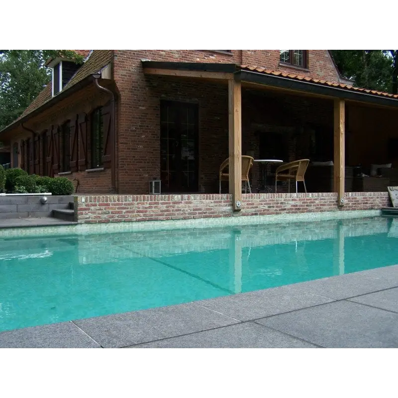 Klar turkos pool med Natura Napoli paket-stege och betongkanter