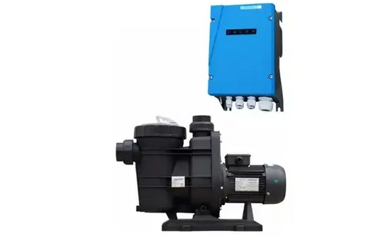 Lorentz PS2-1800 Solarpumpenpaket mit hohem maximalem Wirkungsgrad – blauer rechteckiger Solarregler über einer schwarzen Poolpumpe mit Elektromotor und mehreren Anschlüssen