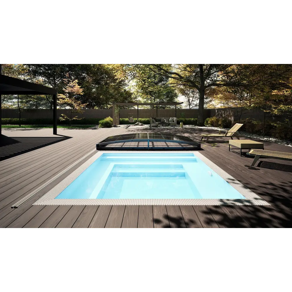 Rektangulär minipool wellness pool med blåvatten och svart kant i trädeck