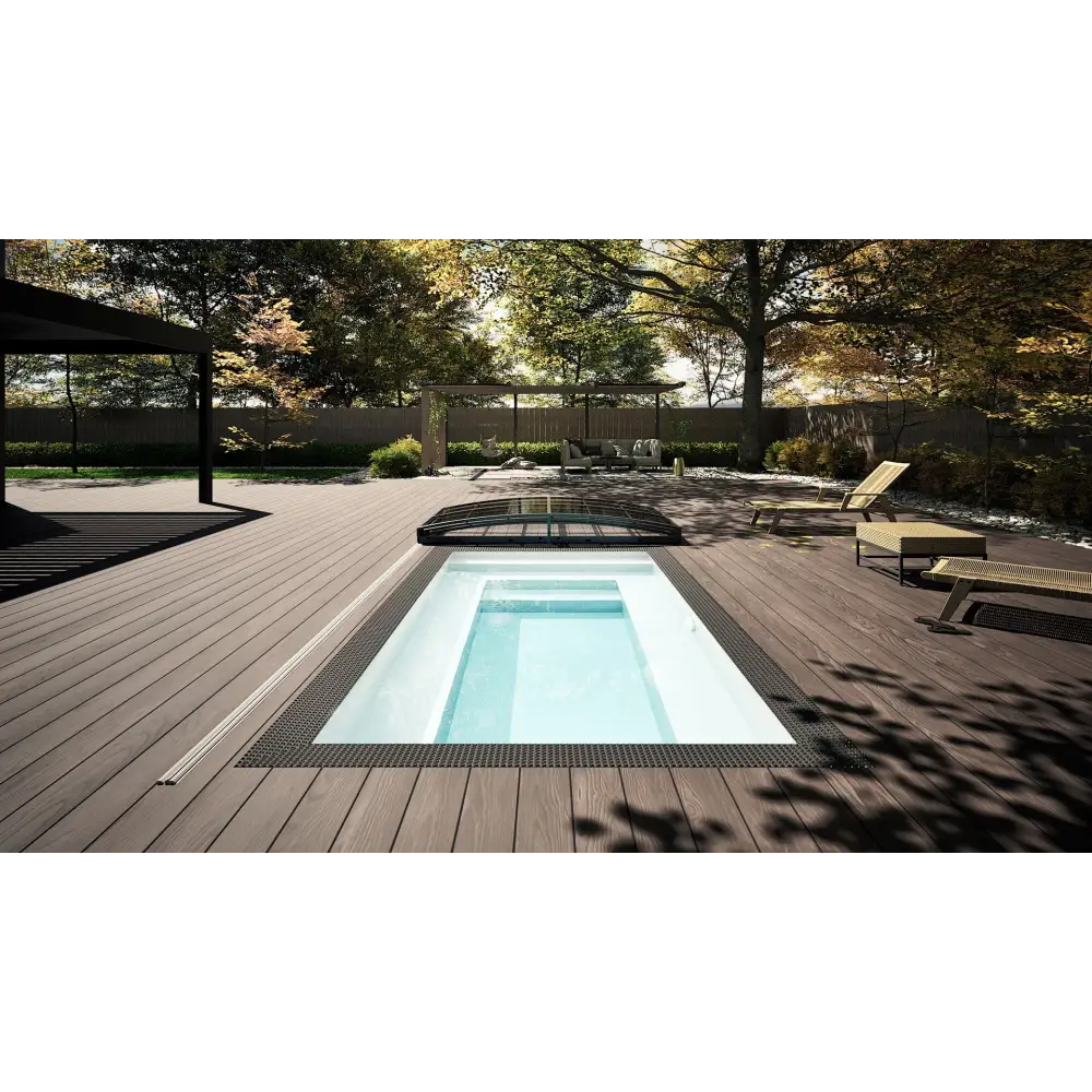 Rektangulär minipool wellness pool med blått vatten och svart kant i trädeck