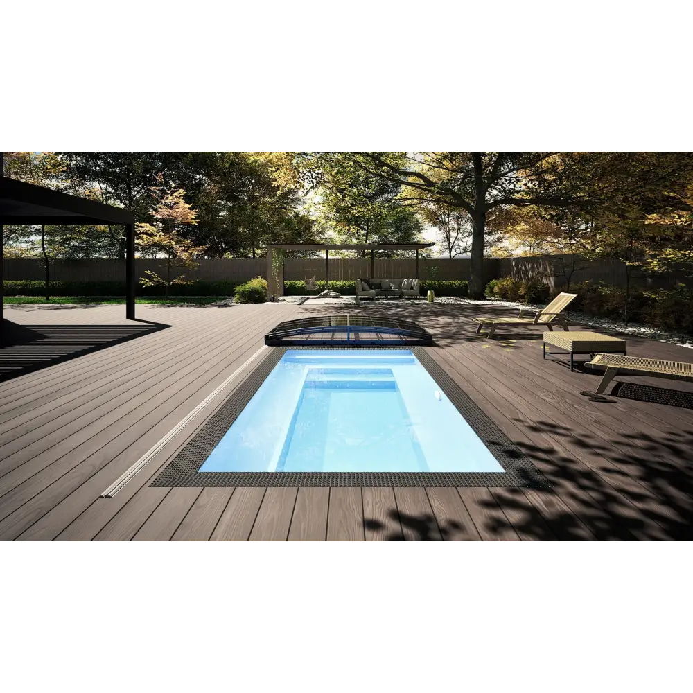 Rektangulär minipool wellness pool med blått vatten och svart kant i trädeck