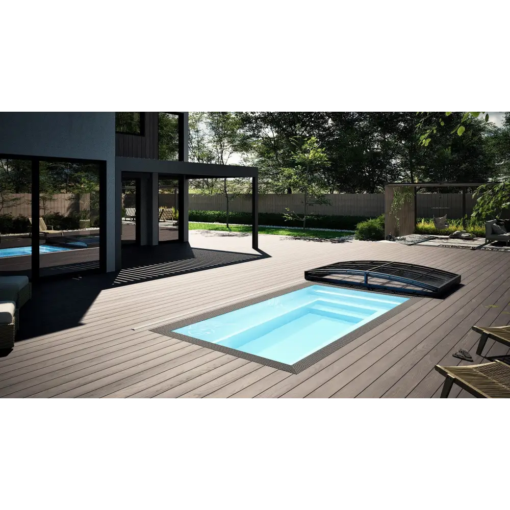 Rektangulär minipool wellness pool med klart blått vatten och svart lock