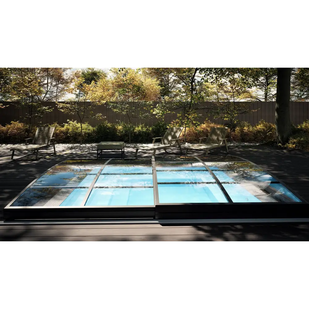 Modern rektangulär minipool wellness pool med glasöverdel, svart metallram och klart blått vatten