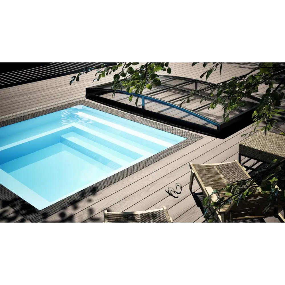 Rektangulär minipool wellness pool med klart blått vatten i trädeck