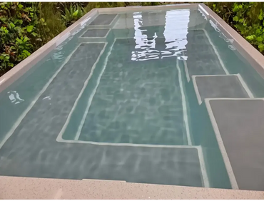 Mira390-Wellnesspool – oberirdisch, rechteckige Form, geometrisches Muster, graue Betonränder