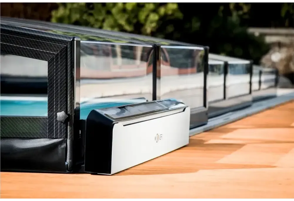 Moover solcellsdriven elmotor för svart och vit poolöverdragshjälpmedel