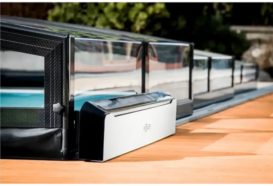 Solarbetriebener Moover-Elektromotor für eine schwarz-weiße Hilfsvorrichtung zur Poolabdeckung