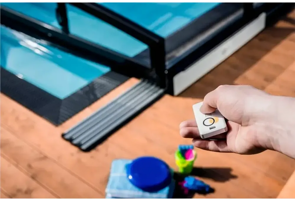 Vit Moover solcellsdriven elmotor med rektangulär fjärrkontroll och gul accent