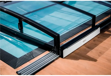 Solarbetriebener Moover-Elektromotor mit schwarz gerahmter Glastür und weißer Bodenplatte