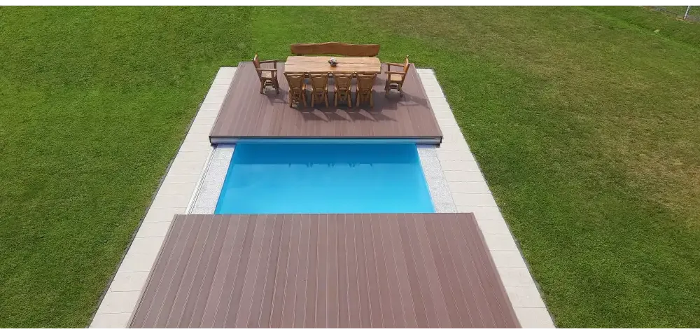 Rektangulär blå pool med trädeck och elegant Nivo Deck