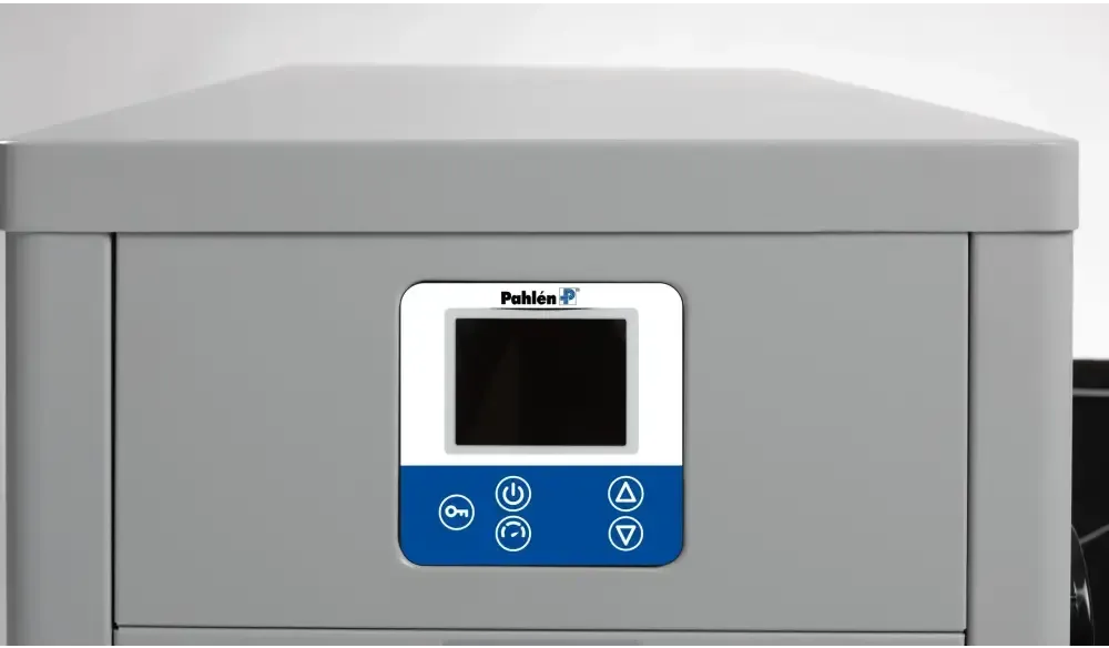 Die neueste Pahlén Calidi Poolwärmepumpe mit grauer Steuereinheit