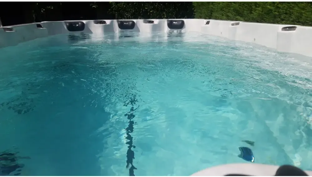 PassionSpa Activity 1 Deep Swim-Spa – weiße Ausführung, weißer Innenraum, türkisfarbenes Wasser, schwarze Sitzpolster