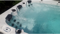 PassionSpa Activity 1 Deep Swim-Spa – weiße Ausführung, weißer Innenraum, schwarze Massagedüsen, Bedienfeld