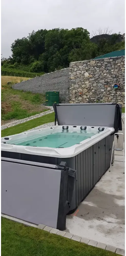 PassionSpa Activity 1 Swim-Spa – modernes Design, weiß und grau, integrierte Massagedüsen