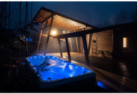 PassionSpa Activity 2 Deep Swim-Spa – blaue Beleuchtung, Holzterrasse, überdachte Terrasse