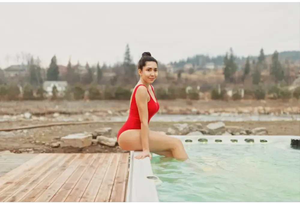 PassionSpa Activity 2 Deep Swim-Spa – Frau im roten Badeanzug sitzt am Rand
