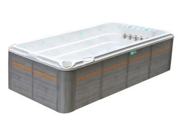 Modern PassionSpa Activity 2 Swim Spa med vit insida, grå träpanel och blå LED