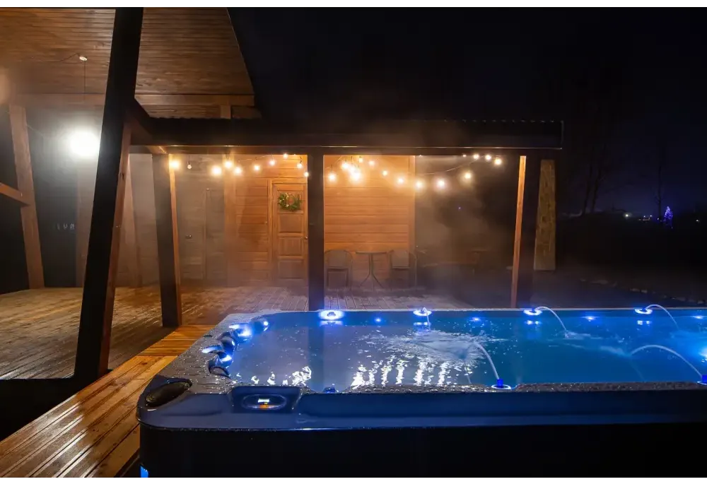 PassionSpa Activity 2 Swim-Spa – blaue Beleuchtung, Massagedüsen, graue strukturierte Oberfläche