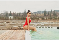 PassionSpa Swim-Spa – Frau im roten Badeanzug sitzt am Rand