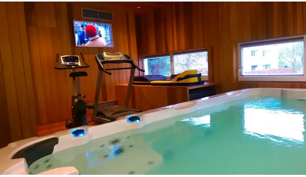 PassionSpa Aquatic 1 Swim-Spa – weiße Ausführung, weißer Innenraum, blaue Massagestrahlen, beleuchtete Massagedüsen