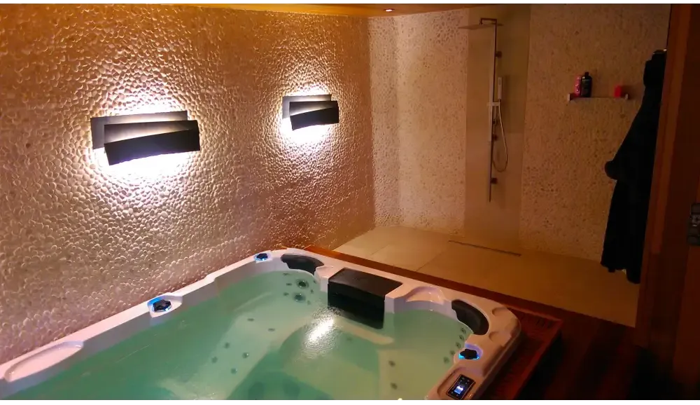PassionSpa Aquatic 1 Swim-Spa – weiße Ausführung, weißer Innenraum, schwarze Akzente, blaue LED-Beleuchtung