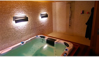 PassionSpa Aquatic 1 Swim-Spa – weiße Ausführung, weißer Innenraum, schwarze Akzente, blaue LED-Beleuchtung