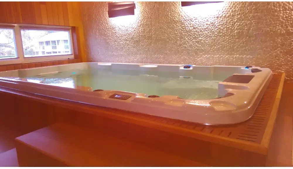 PassionSpa Aquatic 1 Swim-Spa – Sport Collection, weiße Ausführung, rechteckige Form, Holzumrandung