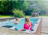 PassionSpa Aquatic 1 Swim-Spa – weiße Ausführung, Kinder im Whirlpool, Holzterrasse