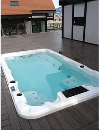 PassionSpa Aquatic 1 Swim-Spa – Sport Collection, weiße Ausführung, rechteckige Form, türkisfarbenes Wasser, schwarzes Paneel