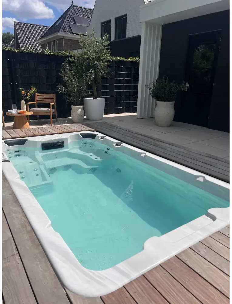 PassionSpa Aquatic 1 Swim-Spa – Sport Collection, weiße Ausführung, rechteckige Form, türkisfarbenes Wasser, integrierte Massagedüsen, Holzterrasse